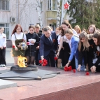 Заместитель главы региона Наталья Кирилова рассказала школьникам о героях-земляках
Заместитель главы региона Наталья Кирилова рассказала школьникам о героях-земляках