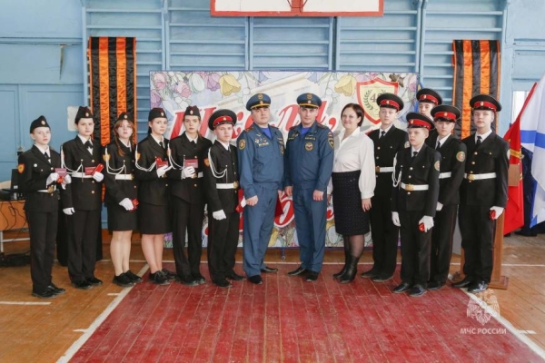Курганские кадеты МЧС торжественно приняли присягу и получили первые погоны