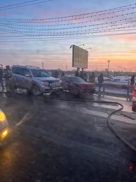 На курганском мосту загорелся автомобиль На курганском мосту загорелся автомобиль