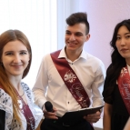 
											Губернатор Вадим Шумков поздравил выпускников с Последним звонком									