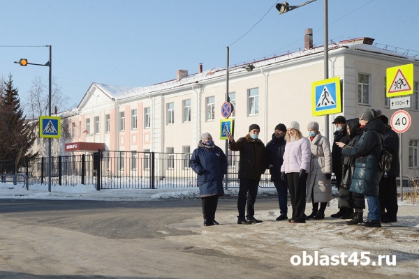 В Кургане «Санитарный патруль» проверил жалобы горожан на нечищеные дворы В Кургане «Санитарный патруль» проверил жалобы горожан на нечищеные дворы