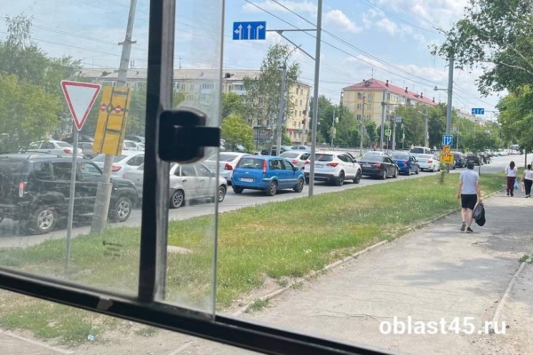 Курган встал в пробках из-за ремонта на улице Дзержинского Курган встал в пробках из-за ремонта на улице Дзержинского