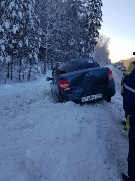 В курганском микрорайоне произошла тройная авария. Два человека травмированы