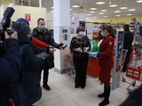 «Санитарный патруль» региональных СМИ и представители Роспотребнадзора проверили соблюдение санитарных мер в ТЦ «Парус»
«Санитарный патруль» региональных СМИ и представители Роспотребнадзора проверили соблюдение санитарных мер в ТЦ «Парус»