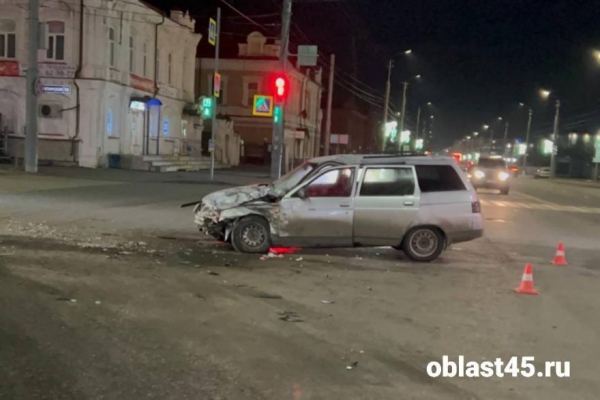 В центре Кургана двум мужчинам пришлось изменить планы на вечер из-за ДТП