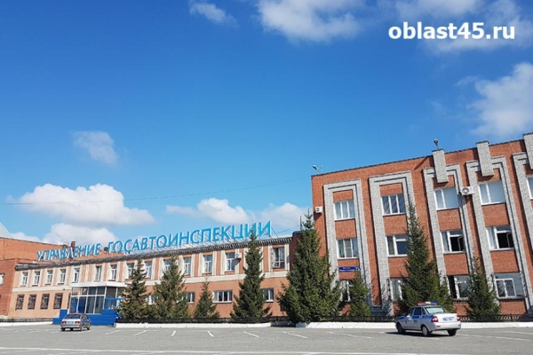 В Кургане на Омском мосту перевернулась фура