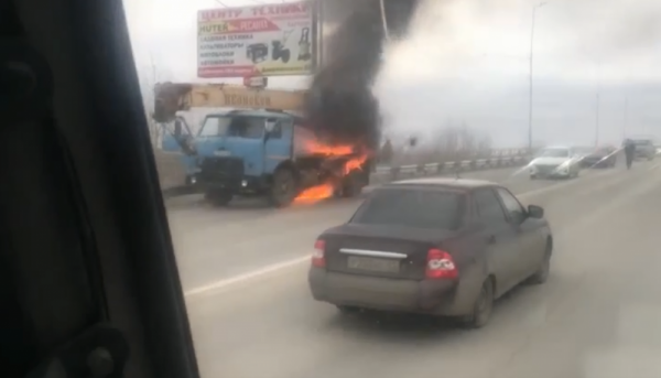 В Кургане на Бурово-Петровском мосту загорелся автокран