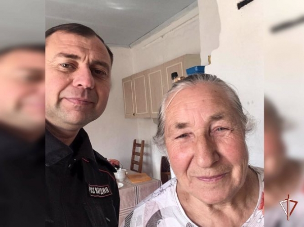 В Зауралье росгвардейцы поздравили с днем рождения маму погибшего воина правопорядка В Зауралье росгвардейцы поздравили с днем рождения маму погибшего воина правопорядка
