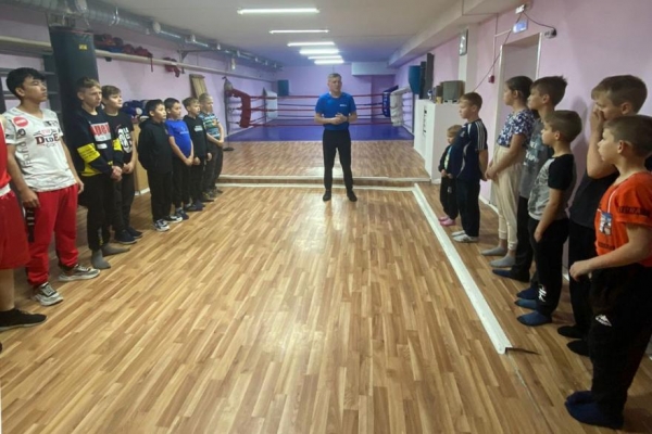В Кургане ребят из социально-реабилитационного центра научили боксировать