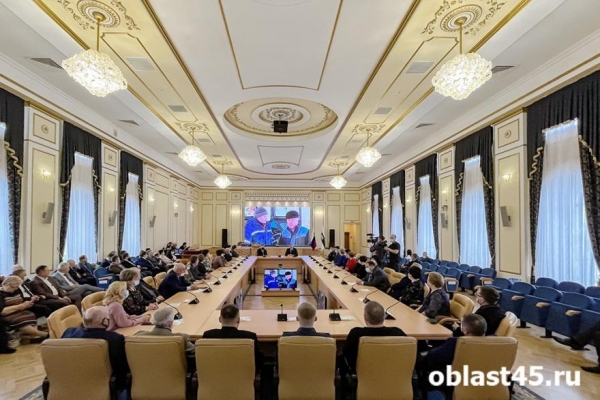 Промышленникам, механизаторам и врачам вручили почетные грамоты Курганской облдумы 