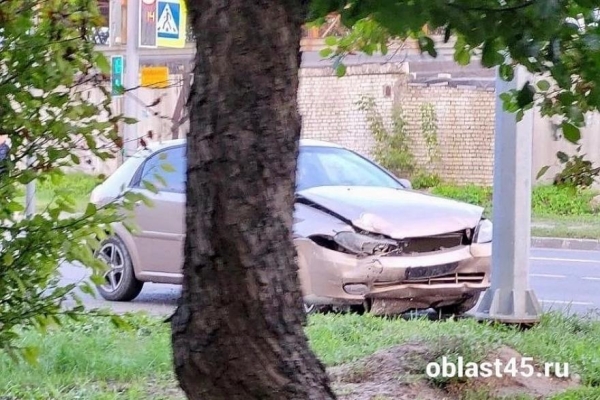 В Кургане столкнулись две иномарки В Кургане столкнулись две иномарки